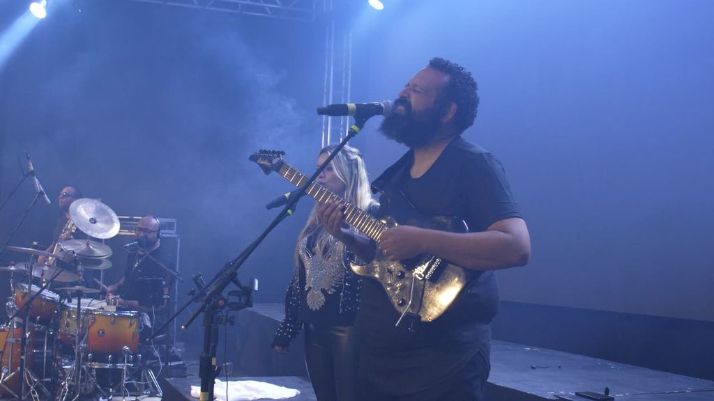 Banda ao vivo tocando no palco