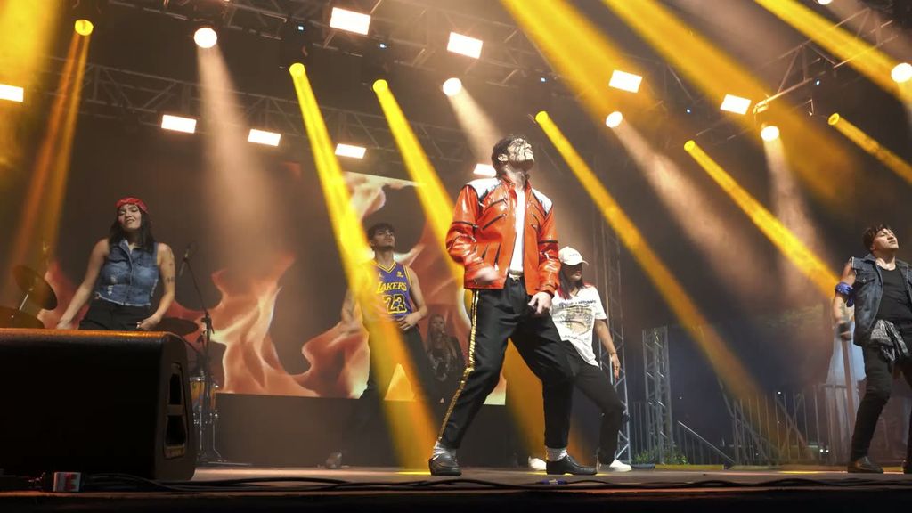 Michael James dançando com os dançarinos